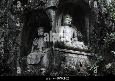 Alte buddhistische Statuen in den Fels gehauen (Lingyin Tempel in Hangzhou, China) Stockfoto