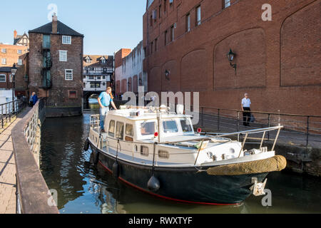 Ein Boot auf dem Fluss Witham mit der Herrlichkeit, die Bohrung und die Hohe Brücke in der Ferne, Lincoln, England, Großbritannien Stockfoto