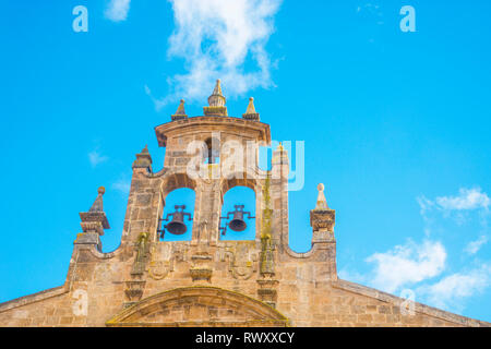 Kirchturm von San Juan Bautista Kirche. Villaconejos de Trabaque, Cuenca Provinz, Castilla La Mancha, Spanien. Stockfoto