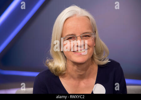 Köln, Deutschland. 06 Mär, 2019. Ulrike Herrmann (Journalist), Porträt, Porträt, Porträt, 7/8-Einzelbild, einzigen Motiv, "aischberger", Talk Show, WDR/ARD, 06.03.2019. | Verwendung der weltweiten Kredit: dpa/Alamy leben Nachrichten Stockfoto