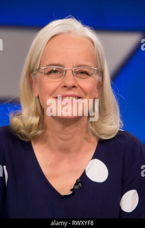 Köln, Deutschland. 06 Mär, 2019. Ulrike Herrmann (Journalist), Porträt, Porträt, Porträt, 7/8-Einzelbild, einzigen Motiv, "aischberger", Talk Show, WDR/ARD, 06.03.2019. | Verwendung der weltweiten Kredit: dpa/Alamy leben Nachrichten Stockfoto