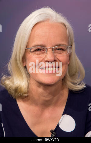 Köln, Deutschland. 06 Mär, 2019. Ulrike Herrmann (Journalist), Porträt, Porträt, Porträt, 7/8-Einzelbild, einzigen Motiv, "aischberger", Talk Show, WDR/ARD, 06.03.2019. | Verwendung der weltweiten Kredit: dpa/Alamy leben Nachrichten Stockfoto