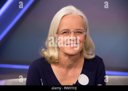 Köln, Deutschland. 06 Mär, 2019. Ulrike Herrmann (Journalist), Porträt, Porträt, Porträt, 7/8-Einzelbild, einzigen Motiv, "aischberger", Talk Show, WDR/ARD, 06.03.2019. | Verwendung der weltweiten Kredit: dpa/Alamy leben Nachrichten Stockfoto