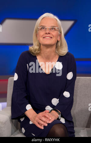 Köln, Deutschland. 06 Mär, 2019. Ulrike Herrmann (Journalist), Porträt, Porträt, Porträt, 7/8-Einzelbild, einzigen Motiv, "aischberger", Talk Show, WDR/ARD, 06.03.2019. | Verwendung der weltweiten Kredit: dpa/Alamy leben Nachrichten Stockfoto