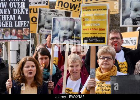 Westminster, London, Großbritannien. 7. Mär 2019. Protest für Orkambi, Cystic Fibrosis Trust. Parliament Square, Westminster, London.UK Credit: michael Melia/Alamy leben Nachrichten Stockfoto