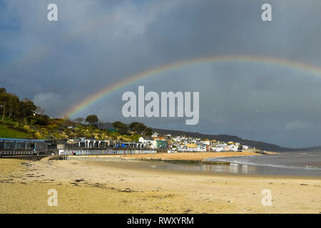 Lyme Regis, Dorset, Großbritannien. 7. März 2019. UK Wetter. Ein Regenbogen Bögen über die Küstenstadt Lyme Regis in Dorset an einem Nachmittag Sonnenschein und Duschen. Foto: Graham Jagd-/Alamy leben Nachrichten Stockfoto