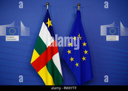 Brüssel, Belgien. 7. März 2019. Flagge der EU und der Flagge der Zentralafrikanischen Republik stand in Vertretungen der Europäischen Kommission. Alexandros Michailidis/Alamy leben Nachrichten Stockfoto