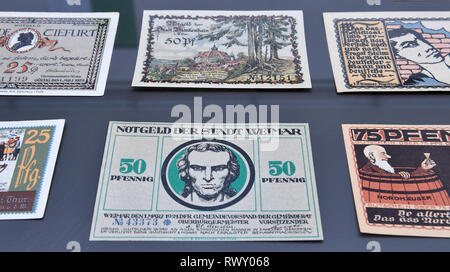 07 März 2019, Thüringen, Weimar: Notgeld Thüringer Städte können in der Ausstellung "Thüringen 1919 gesehen werden: Zwischen Revolution und Gründung des Staates" in der Kunsthalle Harry Graf Kessler. Nach dem Reich Rat hatte das Gesetz über die Bildung in Thüringen am 20. April 1920 bestanden, und der Nationalversammlung am 30. April 1920, von Thüringen wurde am 1. Mai 1920 gegründet, als die einzige neue Grundlage der Weimarer Republik. Die Ausstellung gibt einen Einblick in diese Prozesse. Es kann von 09. März bis 05. Mai gesehen werden. Adresse: Foto: Martin Schutt/dpa-Zentralbild/dpa Stockfoto