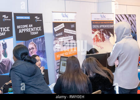 Brentwood, Essex, Großbritannien. 7. März 2019. Pop-up-Shop für Lehrstellen shop während der nationalen Ausbildung Woche 4. bis 9. März 2019 in der baytree Centre Brentwood Essex Credit: Ian Davidson/Alamy leben Nachrichten Stockfoto