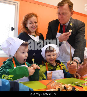 Erfurt, Deutschland. 07 Mär, 2019. Bodo Ramelow (Die Linke), Ministerpräsident von Thüringen, Kerstin Ullrich von der Kochschule "Iss' und Kinder des Kindergartens "Anne Frank" aus Weimar vorhanden sind, bei der Präsentation der "Julchens Kochmobil' der Stiftung Kinderplanet. Die kochen Mobile ist mit einem Haushalt Küche und eine Arbeitsfläche, wo die Kinder ihr eigenes Essen unter der Leitung von Koch selbst zubereiten können. Foto: Martin Schutt/dpa-Zentralbild/dpa/Alamy leben Nachrichten Stockfoto