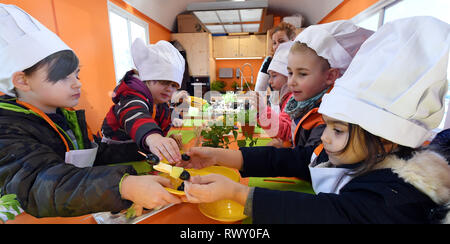 Erfurt, Deutschland. 07 Mär, 2019. Kinder aus dem Kindergarten Johannesplatz in Erfurt Obstspieße vorbereiten, bei der Präsentation der "Julchens Kochmobil' durch den Kinderplanet Stiftung. Die kochen Mobile ist mit einem Haushalt Küche und eine Arbeitsfläche, wo die Kinder ihr eigenes Essen unter der Leitung von Koch selbst zubereiten können. Foto: Martin Schutt/dpa-Zentralbild/dpa/Alamy leben Nachrichten Stockfoto