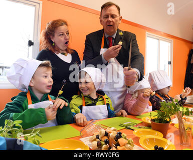 Erfurt, Deutschland. 07 Mär, 2019. Bodo Ramelow (Die Linke), Ministerpräsident von Thüringen, Kerstin Ullrich von der Kochschule "Iss' und Kinder des Kindergartens "Anne Frank" aus Weimar vorhanden sind, bei der Präsentation der "Julchens Kochmobil' der Stiftung Kinderplanet. Die kochen Mobile ist mit einem Haushalt Küche und eine Arbeitsfläche, wo die Kinder ihr eigenes Essen unter der Leitung von Koch selbst zubereiten können. Foto: Martin Schutt/dpa-Zentralbild/dpa/Alamy leben Nachrichten Stockfoto