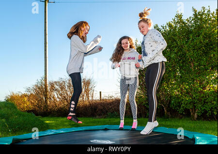 Ballydehob, West Cork, Irland. März 2019, 7th. Mädchen machen das Beste aus dem heißen, sonnigen Wetter, indem sie auf einem Trampolin hüpfen. Der Tag wird weiterhin sonnig sein, während der Morgen trocken beginnt mit Schauern am Nachmittag. Quelle: AG News/Alamy Live News. Stockfoto