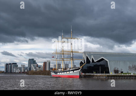 Glasgow, Schottland, Großbritannien. 7. März, 2019. UK Wetter: Sturmwolken über das Riverside Museum und das Tall Ship Glenlee auf den River Clyde. Credit: Skully/Alamy leben Nachrichten Stockfoto