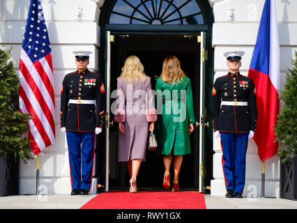 Washington, United States. 07 Mär, 2019. Monika Babisova, Frau des tschechischen Ministerpräsidenten Andrej Babis, Links, und der First Lady Melania Trump zu Fuß in das Weiße Haus in Washington, USA, 7. März 2019. Credit: Roman Vondrous/CTK Photo/Alamy leben Nachrichten Stockfoto