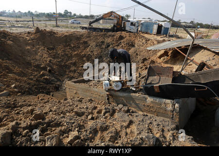 Gaza, Palästinensische Gebiete - 7. März 2019 die Website der Palästinenser einen israelischen Luftangriff auf eine Prüfung unter-bau Seehafen in Khan Yunis im südlichen Gazastreifen, am 7. März 2019. - Ein palästinensischer Jugendlicher wurde von israelischen Feuer während des erneuten Auseinandersetzungen entlang der Grenze zum Gazastreifen über Nacht, das Gesundheitsministerium im Streifen sagte, mit Israel die Hamas Position als Reaktion auf die Gewalt getötet. © ABED Rahim Khatib/Erwachen/Alamy leben Nachrichten Stockfoto