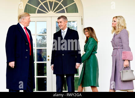 Washington, United States. 07 Mär, 2019. Präsident Donald Trump, Links, und der First Lady Melania Trump, dritte Straße links, willkommen Der tschechische Premierminister Andrej Babis, zweite rechts, und seine Frau Monika Babisova zum Weißen Haus in Washington, USA, 7. März 2019. Credit: Roman Vondrous/CTK Photo/Alamy leben Nachrichten Stockfoto