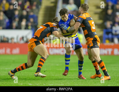 Halliwell Jones Stadium, Warrington, Großbritannien. 7 Mär, 2019. Betfred Super League Rugby, Warrington Wolves versus Castleford Tiger; Stefan Ratchford von Warrington Wolves ist von Alex Foster und Jordanien Rankin von Castleford Tiger Credit: Aktion plus Sport/Alamy Leben Nachrichten angegangen Stockfoto