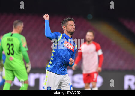 Neapel, Italien. 7 Mar 2019. sport Calcio SSC Napoli vs FC Salzburg - UEFA Europa League stagione 2018/19, Ottavi di Finale, Andata - Stadio San Paolo. Nella Foto: calciatori del Napoli in Festa dopo La Rete del 3-0. Foto Cafaro/LaPresse März 7, 2019 Neapel, Italien Sport Fussball SSC Napoli vs FC Salzburg - UEFA Europa League Saison 2018/19, rund von 16, erste Etappe - San Paolo Stadions. Im Bild: Die Spieler der Napoli feiern, nachdem sie ein Eigentor. Credit: LaPresse/Alamy leben Nachrichten Stockfoto