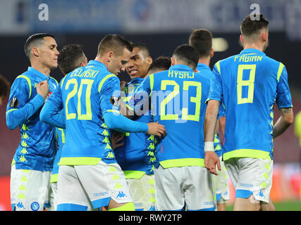 Stadio San Paolo, Neapel, Italien. 7 Mär, 2019. Europa League Fußball, Umlauf von 16, 1 Bein, Napoli gegen Red Bull Salzburg; Spieler von Neapel feiern nach der dritten Ziel zählen von ein Eigentor in der 58. Minute Credit: Aktion plus Sport/Alamy leben Nachrichten Stockfoto