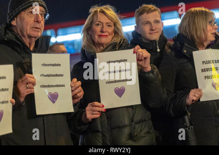 Romford London, 7. März 2019 einen großen friedlichen Protest von über zweitausend Menschen zogen durch die Romford zu Romford Polizei Protest gegen die Ermordung von Jodie Chesney und gegen Messer Kriminalität. Die Delegation traf mit führenden Offizieren in Romford Polizeistation. Viele der Zuschauer trugen lila Bänder als ein Zeichen des Respekts. Während der März und außerhalb der Polizeistation gab es singt von "nicht mehr Messer' und 'Stop' und Der Protest endete mit einer Schweigeminute. Kredit Ian Davidson/Alamy leben Nachrichten Stockfoto