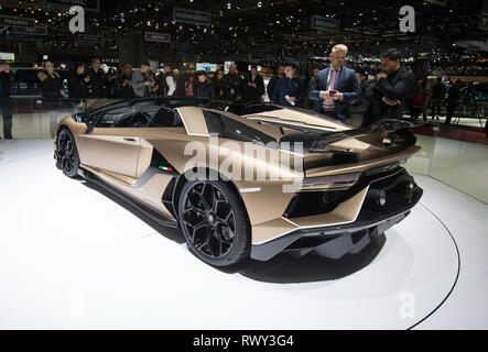 Genf, Schweiz. 7 Mär, 2019. Die Menschen sehen die Lamborghini Aventador SVJ Roadster auf dem 89. Internationalen Automobil-Salon in Genf, Schweiz, 7. März 2019. Die 89. Internationalen Automobilsalon in Genf offiziell eröffnet am Donnerstag, wo elektrische Autos fortgesetzt haben die Leitung als fast einen Konsens von vielen Autoherstellern für die künftige Entwicklung der Branche zu nehmen. Credit: Xu Jinquan/Xinhua/Alamy leben Nachrichten Stockfoto