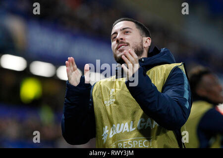 London, Großbritannien. 07 Mär, 2019. Eden Hazard von Chelsea FC begrüßt Fans während der UEFA Europa League Runde 16 Spiel zwischen Chelsea und Dynamo Kiew an der Stamford Bridge, London, England am 7. März 2019. Foto von Carlton Myrie. Nur die redaktionelle Nutzung, eine Lizenz für die gewerbliche Nutzung erforderlich. Keine Verwendung in Wetten, Spiele oder einer einzelnen Verein/Liga/player Publikationen. Credit: UK Sport Pics Ltd/Alamy leben Nachrichten Stockfoto