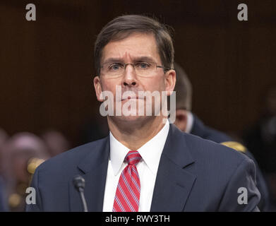 Washington, District of Columbia, USA. 7 Mär, 2019. Außenminister der Vereinigten Staaten die Armee Dr. Mark T. Esper bezeugt vor der US-Senat im Ausschuss für die Streitkräfte während einer Anhörung zur "Kette der Rechenschaftslegung Befehl des sicheren militärischen Gehäuse und andere Gebäude Infrastruktur Service Mitglieder und Ihre Familien'' auf dem Capitol Hill in Washington, DC am Donnerstag, März 7, 2019 Kredit zu versorgen: Ron Sachs/CNP/ZUMA Draht/Alamy leben Nachrichten Stockfoto