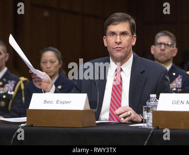 Washington, District of Columbia, USA. 7 Mär, 2019. Außenminister der Vereinigten Staaten die Armee Dr. Mark T. Esper bezeugt vor der US-Senat im Ausschuss für die Streitkräfte während einer Anhörung zur "Kette der Rechenschaftslegung Befehl des sicheren militärischen Gehäuse und andere Gebäude Infrastruktur Service Mitglieder und Ihre Familien'' auf dem Capitol Hill in Washington, DC am Donnerstag, März 7, 2019 Kredit zu versorgen: Ron Sachs/CNP/ZUMA Draht/Alamy leben Nachrichten Stockfoto