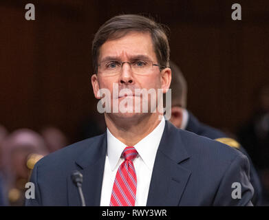 Außenminister der Vereinigten Staaten die Armee Dr. Mark T. Esper bezeugt vor der US-Senat im Ausschuss für die Streitkräfte während einer Anhörung über die "Kette der Rechenschaftslegung des Befehls zum Sicheren militärischen Gehäuse und andere Gebäude Infrastruktur Service Mitglieder und Ihre Familien" auf dem Capitol Hill in Washington, DC am Donnerstag, 7. März, 2019. Credit: Ron Sachs/CNP | Verwendung weltweit Stockfoto