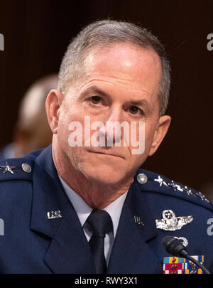 Washington, Vereinigte Staaten von Amerika. 07 Mär, 2019. United States Air Force General David L. Goldfein, Generalstabschef der Luftwaffe bezeugt vor der US-Senat im Ausschuss für die Streitkräfte während einer Anhörung über die "Kette der Rechenschaftslegung des Befehls zum Sicheren militärischen Gehäuse und andere Gebäude Infrastruktur Service Mitglieder und Ihre Familien" auf dem Capitol Hill in Washington, DC am Donnerstag, 7. März, 2019. Credit: Ron Sachs/CNP | Verwendung der weltweiten Kredit: dpa/Alamy leben Nachrichten Stockfoto