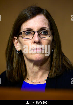 United States Senator Martha McSally (Republikaner aus Arizona) hört auf das Zeugnis vor den US-Senatsausschuss auf Armed Services während einer Anhörung über die "Kette der Rechenschaftslegung des Befehls zum Sicheren militärischen Gehäuse und andere Gebäude Infrastruktur Service Mitglieder und Ihre Familien" auf dem Capitol Hill in Washington, DC am Donnerstag, 7. März, 2019. Credit: Ron Sachs/CNP | Verwendung weltweit Stockfoto