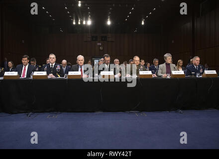 März 7, 2019 - Washington, District of Columbia, USA - Von links nach rechts: Außenminister der Vereinigten Staaten die Armee Dr. Mark T. Esper; US-Armee General Mark A. Milley, Stabschef der Armee; US-Navy Richard V. Spencer; US Navy Admiral John M. Richardson, Leiter der Naval Operations; US Marine Corps General Robert B. Neller, Kommandant der Marine Corps; US-Luftwaffe Heather Wilson; und US Air Force General David L. Goldfein, Generalstabschef der Luftwaffe bezeugen vor dem US-Senat Ausschusses für Armed Services während einer Anhörung zur "Kette der Acco Befehl Stockfoto