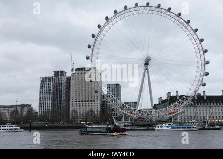 London, Großbritannien. 07 Mär, 2019. Düstere Wetter am Bahndamm und Whitehall. Am späten Nachmittag Trübsinn hits den Bahndamm Tattersall Schloss, Radweg und Whitehall. Credit: Peter Hogan/Alamy leben Nachrichten Stockfoto