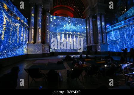 Brüssel, mit Klang und Licht Show sowie Virtual Reality Technologie. 10 Mär, 2019. Besucher Ansicht' Van Gogh: die immersive Erfahrung" Ausstellung in der Brüsseler Börse in Brüssel, Belgien, 7. März 2019. Mit Ton und Licht Show sowie Virtual reality Technologie, die Ausstellung bietet das Publikum mit immersiven Erfahrung die Werke und Inspirationen der holländische Maler Vincent Van Gogh zu schätzen. Die Ausstellung begann im Oktober 2018 und dauert bis zum 10. März 2019. Credit: Zhang Cheng/Xinhua/Alamy leben Nachrichten Stockfoto