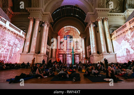 Brüssel, mit Klang und Licht Show sowie Virtual Reality Technologie. 10 Mär, 2019. Besucher Ansicht' Van Gogh: die immersive Erfahrung" Ausstellung in der Brüsseler Börse in Brüssel, Belgien, 7. März 2019. Mit Ton und Licht Show sowie Virtual reality Technologie, die Ausstellung bietet das Publikum mit immersiven Erfahrung die Werke und Inspirationen der holländische Maler Vincent Van Gogh zu schätzen. Die Ausstellung begann im Oktober 2018 und dauert bis zum 10. März 2019. Credit: Zhang Cheng/Xinhua/Alamy leben Nachrichten Stockfoto