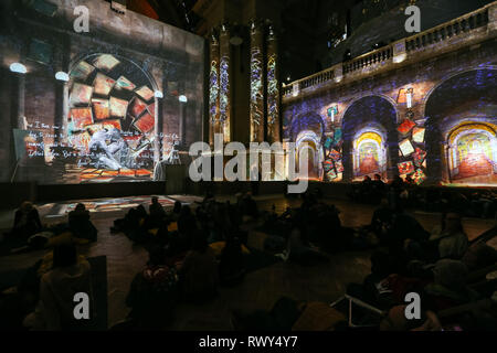 Brüssel, mit Klang und Licht Show sowie Virtual Reality Technologie. 10 Mär, 2019. Besucher Ansicht' Van Gogh: die immersive Erfahrung" Ausstellung in der Brüsseler Börse in Brüssel, Belgien, 7. März 2019. Mit Ton und Licht Show sowie Virtual reality Technologie, die Ausstellung bietet das Publikum mit immersiven Erfahrung die Werke und Inspirationen der holländische Maler Vincent Van Gogh zu schätzen. Die Ausstellung begann im Oktober 2018 und dauert bis zum 10. März 2019. Credit: Zhang Cheng/Xinhua/Alamy leben Nachrichten Stockfoto