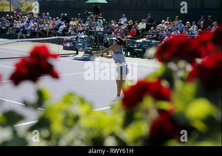 Los Angeles, Kalifornien, USA. 7 Mär, 2019. Lin Zhu aus China, gibt den Ball zu Mona Barthel in Deutschland, während die Frauen singles erste Runde der BNP Paribas Open Tennis Turnier am Donnerstag, 7. März 2019 im kalifornischen Indian Wells. Barthel gewann 3-1. Credit: Ringo Chiu/ZUMA Draht/Alamy leben Nachrichten Stockfoto