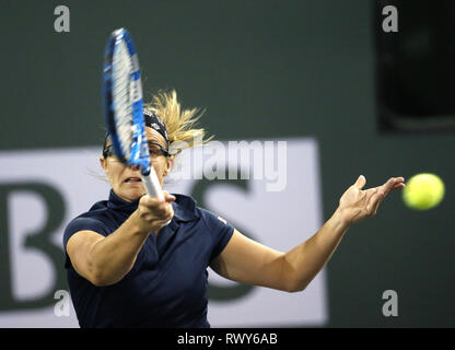 Los Angeles, Kalifornien, USA. 7 Mär, 2019. Eugenie Bouchard von Kanada, gibt den Ball zu Kristen Flipkens Belgien Während der Frauen singles erste Runde der BNP Paribas Open Tennis Turnier am Donnerstag, 7. März 2019 im kalifornischen Indian Wells. Credit: Ringo Chiu/ZUMA Draht/Alamy leben Nachrichten Stockfoto