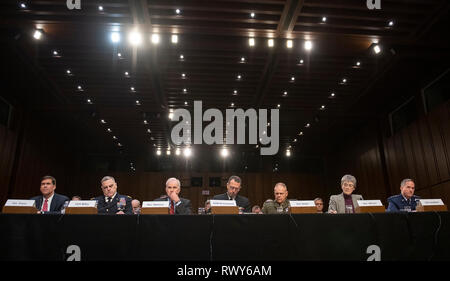 Von links nach rechts: Außenminister der Vereinigten Staaten die Armee Dr. Mark T. Esper; US-Armee General Mark A. Milley, Stabschef der Armee; US-Navy Richard V. Spencer; US Navy Admiral John M. Richardson, Leiter der Naval Operations; US Marine Corps General Robert B. Neller, Kommandant der Marine Corps; US-Luftwaffe Heather Wilson; und US Air Force General David L. Goldfein, Generalstabschef der Luftwaffe links bezeugen vor dem US-Senat Ausschusses für Armed Services während einer Anhörung über die "Kette der Rechenschaftslegung des Befehls zum Sicheren militärischen Gehäuse und andere Buildi bieten Stockfoto