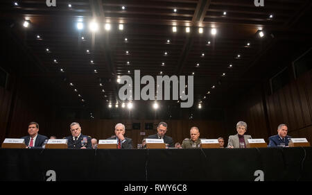 Von links nach rechts: Außenminister der Vereinigten Staaten die Armee Dr. Mark T. Esper; US-Armee General Mark A. Milley, Stabschef der Armee; US-Navy Richard V. Spencer; US Navy Admiral John M. Richardson, Leiter der Naval Operations; US Marine Corps General Robert B. Neller, Kommandant der Marine Corps; US-Luftwaffe Heather Wilson; und US Air Force General David L. Goldfein, Generalstabschef der Luftwaffe links bezeugen vor dem US-Senat Ausschusses für Armed Services während einer Anhörung über die "Kette der Rechenschaftslegung des Befehls zum Sicheren militärischen Gehäuse und andere Buildi bieten Stockfoto