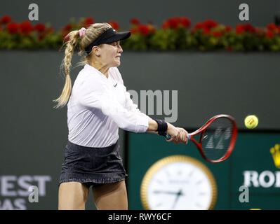 Los Angeles, Kalifornien, USA. 7 Mär, 2019. Kristen Flipkens Belgien, gibt den Ball zu Eugenie Bouchard von Kanada während der Frauen singles erste Runde der BNP Paribas Open Tennis Turnier am Donnerstag, 7. März 2019 im kalifornischen Indian Wells. Credit: Ringo Chiu/ZUMA Draht/Alamy leben Nachrichten Stockfoto