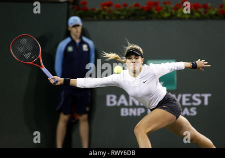 Los Angeles, Kalifornien, USA. 7 Mär, 2019. Kristen Flipkens Belgien, gibt den Ball zu Eugenie Bouchard von Kanada während der Frauen singles erste Runde der BNP Paribas Open Tennis Turnier am Donnerstag, 7. März 2019 im kalifornischen Indian Wells. Credit: Ringo Chiu/ZUMA Draht/Alamy leben Nachrichten Stockfoto