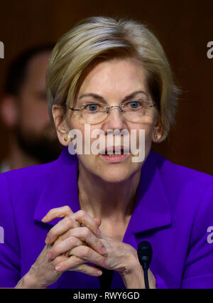 United States Senator Elizabeth Warren (Demokrat aus Massachusetts) Fragen Zeugen während des Zeugnisses vor dem US-Senat Ausschusses für Armed Services während einer Anhörung über die "Kette der Rechenschaftslegung des Befehls zum Sicheren militärischen Gehäuse und andere Gebäude Infrastruktur Service Mitglieder und Ihre Familien" auf dem Capitol Hill in Washington, DC am Donnerstag, 7. März, 2019. Credit: Ron Sachs/CNP/MediaPunch Stockfoto