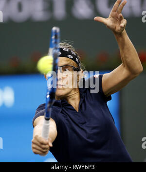 Indian Wells, Kalifornien, USA. 7 Mär, 2019. EUGENIE BOUCHARD von Kanada, gibt den Ball zu K. Flipkens Belgien Während der Frauen singles erste Runde der BNP Paribas Open Tennisturnier am Donnerstag. Credit: Ringo Chiu/ZUMA Draht/Alamy leben Nachrichten Stockfoto