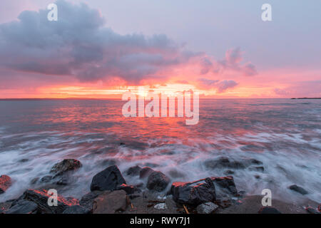 Fowey, Cornwall, UK. 8. März 2019. UK Wetter. Es ist ein feuriges Sonnenaufgang auf Mousehole heute morgen, mit einem kurzen Regenschauer, bevor die Sonne aufging. Foto: Simon Maycock/Alamy leben Nachrichten Stockfoto