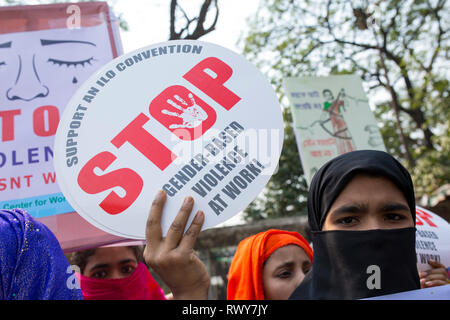 DHAKA, BANGLADESCH - 20. August: Frauen sammeln regen Wasser für den täglichen Gebrauch in einer ländlichen Gegend von Bangladesch am 20. August 2019. Stockfoto