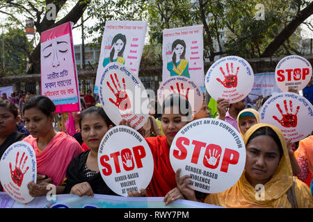 DHAKA, BANGLADESCH - 20. August: Frauen sammeln regen Wasser für den täglichen Gebrauch in einer ländlichen Gegend von Bangladesch am 20. August 2019. Stockfoto