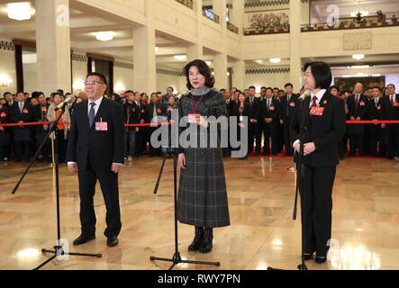 (190308) - Peking, 8. März 2019 (Xinhua) - zeng Guang'an, Dong Mingzhu und Li Li (L, R), Stellvertreter des 13. Nationalen Volkskongress (NVK), erhalten ein Interview vor der zweiten Plenarsitzung der zweiten Tagung des 13. NPC in Peking, der Hauptstadt von China, 8. März 2019. (Xinhua / Jin Liwang) Stockfoto