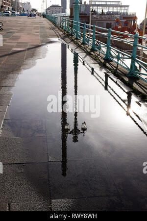 Brighton, UK. 8 Mär, 2019. Brighton Seafront ist in einer Pfütze auf einem schönen, sonnigen Morgen nach schweren Duschen am Tag zuvor: Simon Dack/Alamy Leben Nachrichten wider Stockfoto